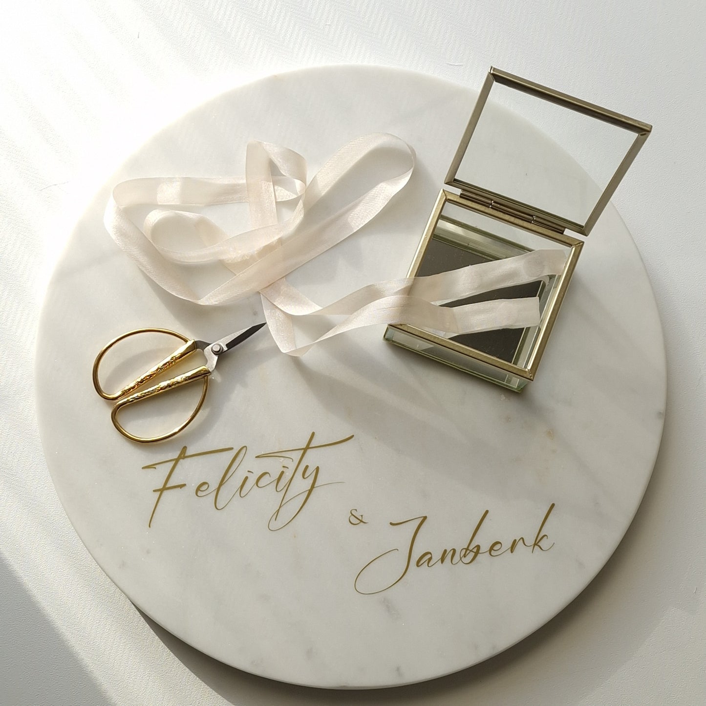 Engagement set tray